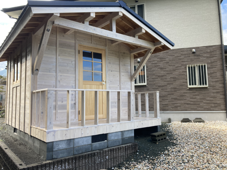 庭に建てた焙煎小屋