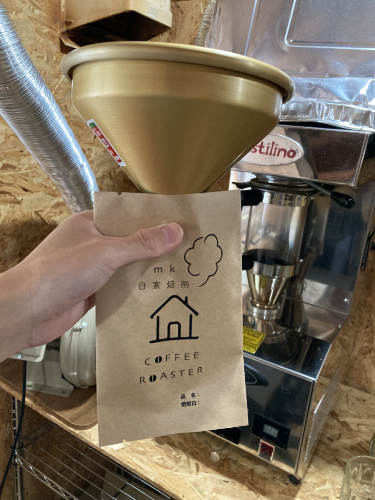ロゴを印刷したコーヒー豆のパッケージ